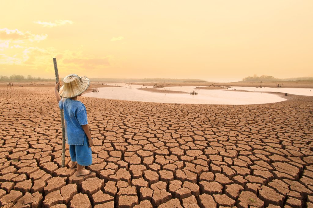 Lago seco como resultado das mudanças climáticas e falta de chuvas.