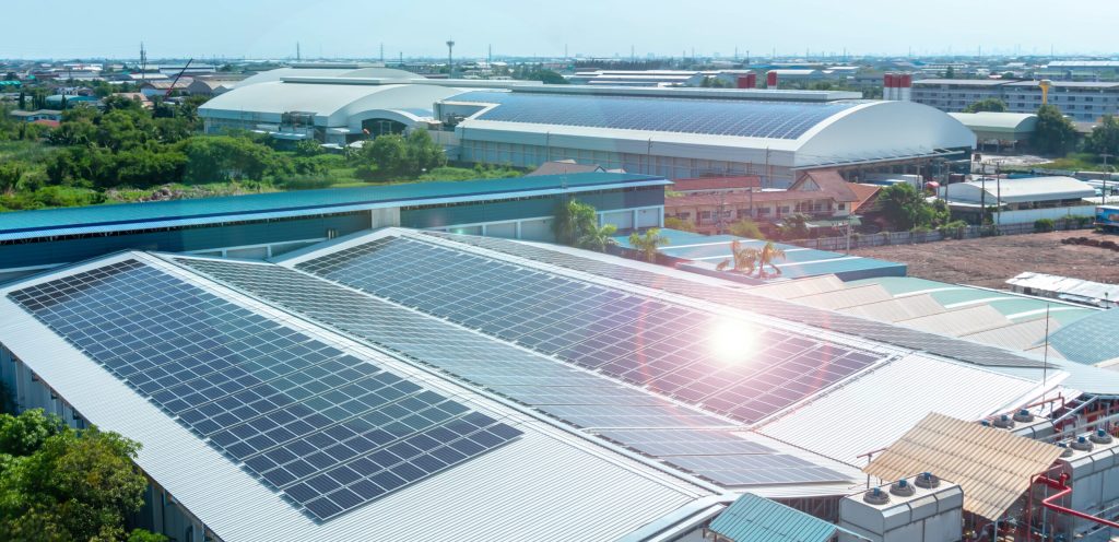 A energia solar é uma das soluções sustentáveis para sua indústria.