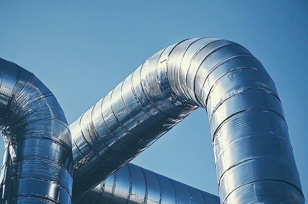 Como a geração de água quente reaproveita energia na indústria