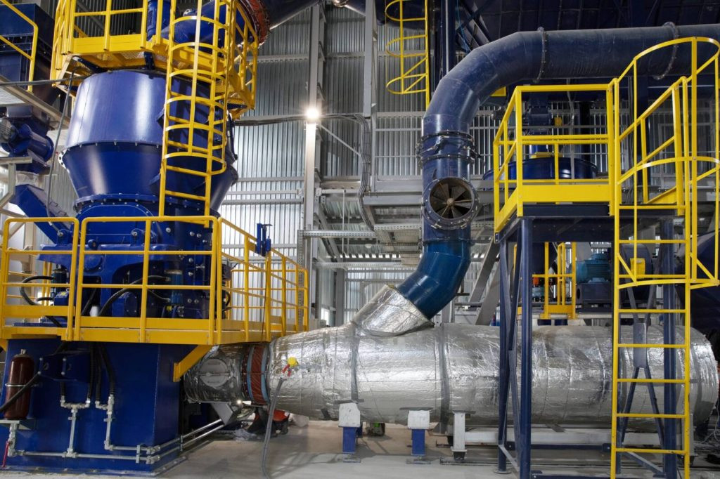 Imagem de bombas de calor industriais utilizadas para aquecimento e climatização com eficiência energética, apoiando a eletrificação e a transição energética.