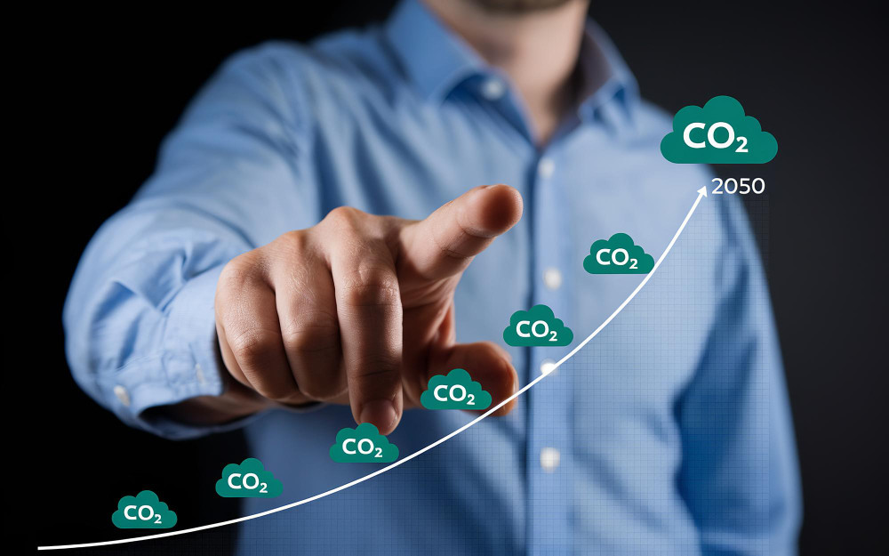Ilustração de empresário apontando para gráfico de aumento das emissões de CO₂, conceito de créditos de carbono, sustentabilidade corporativa e economia de baixo carbono.