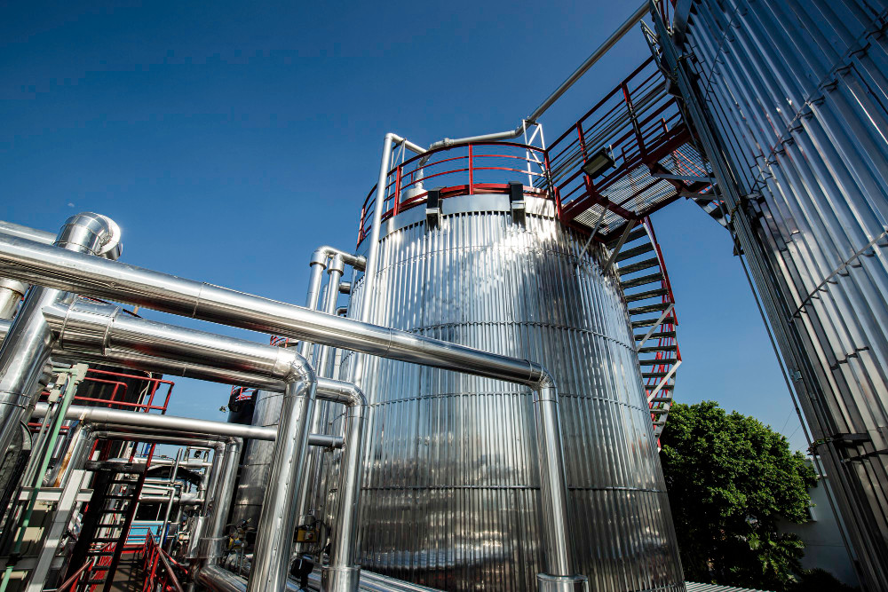 Geração de vapor industrial em planta da indústria química com tanques e tubulações metálicas