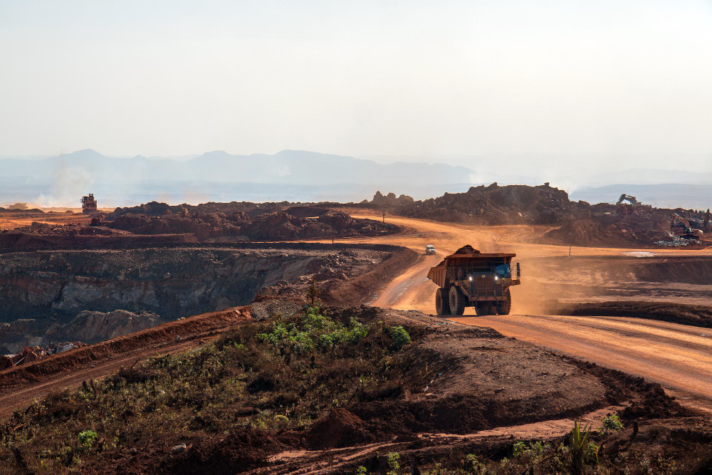 Bess na mineração: caminhão basculante transportando minério em mina a céu aberto.