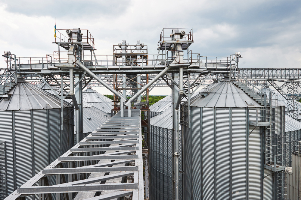 Saiba como reduzir o risco de apagão em biorrefinarias do agronegócio com geração local, microrredes, BESS e soluções para segurança energética.