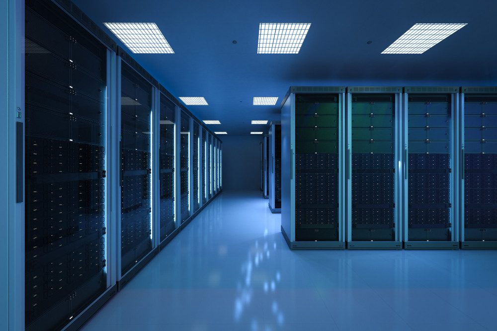 Sala de servidores em data center, representando a importância da refrigeração de data center para manter estabilidade e continuidade operacional.