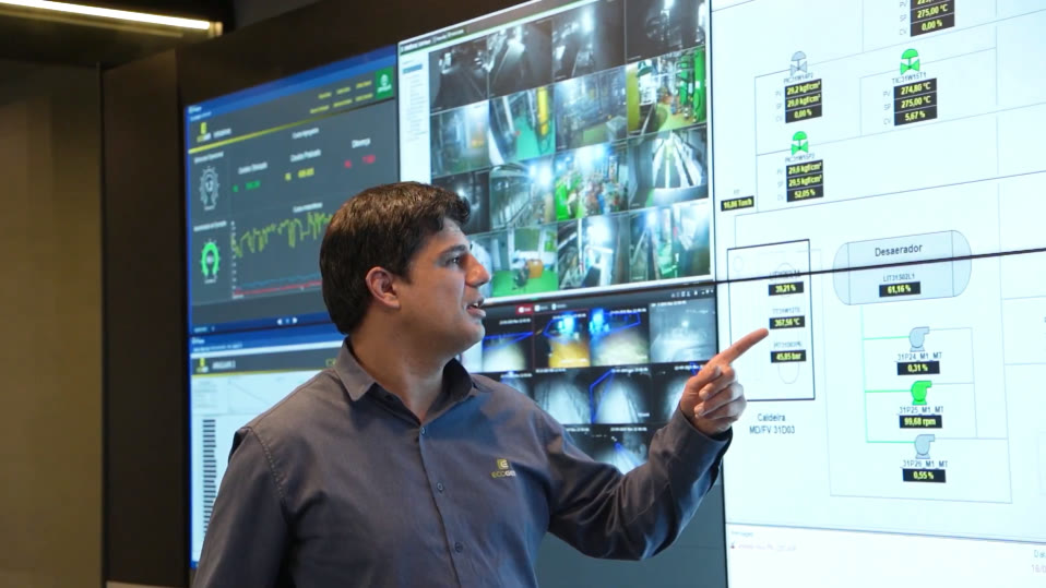 Profissional da Ecogen no CCO realizando monitoramento de energia e utilidades em tempo real.
