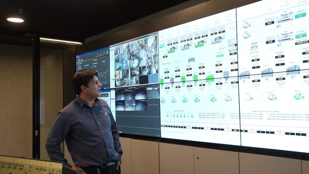 Centro de Controle Operacional da Ecogen monitorando sistemas de energia e utilidades em operação e manutenção.